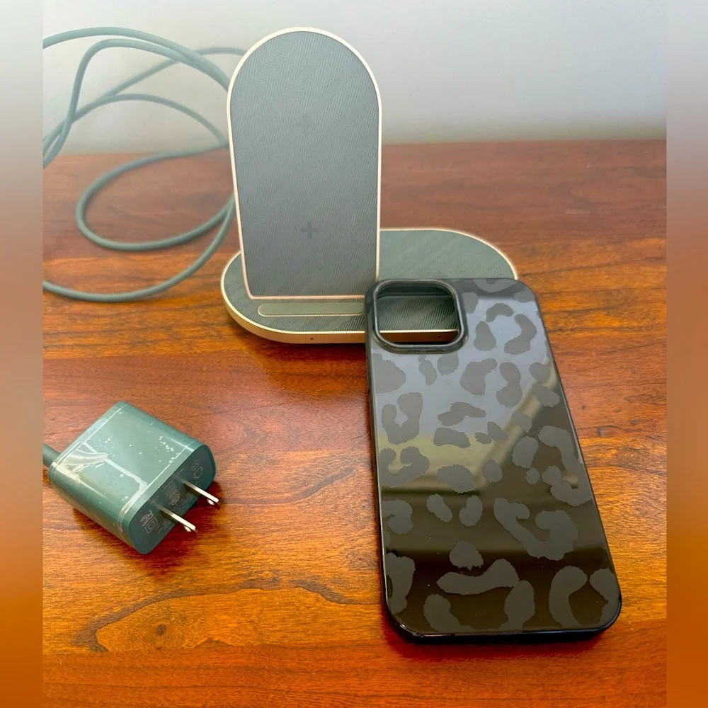 NWNT, heyday 2 in 1 charging station and phone case